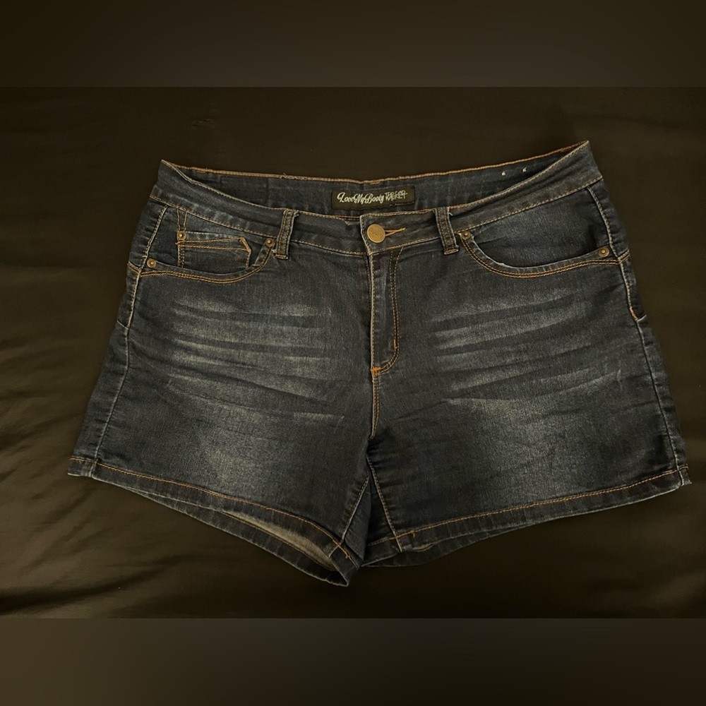 Junior’s Thread Market “Love My Booty” 5 pocket stretch denim shorts in size 15
